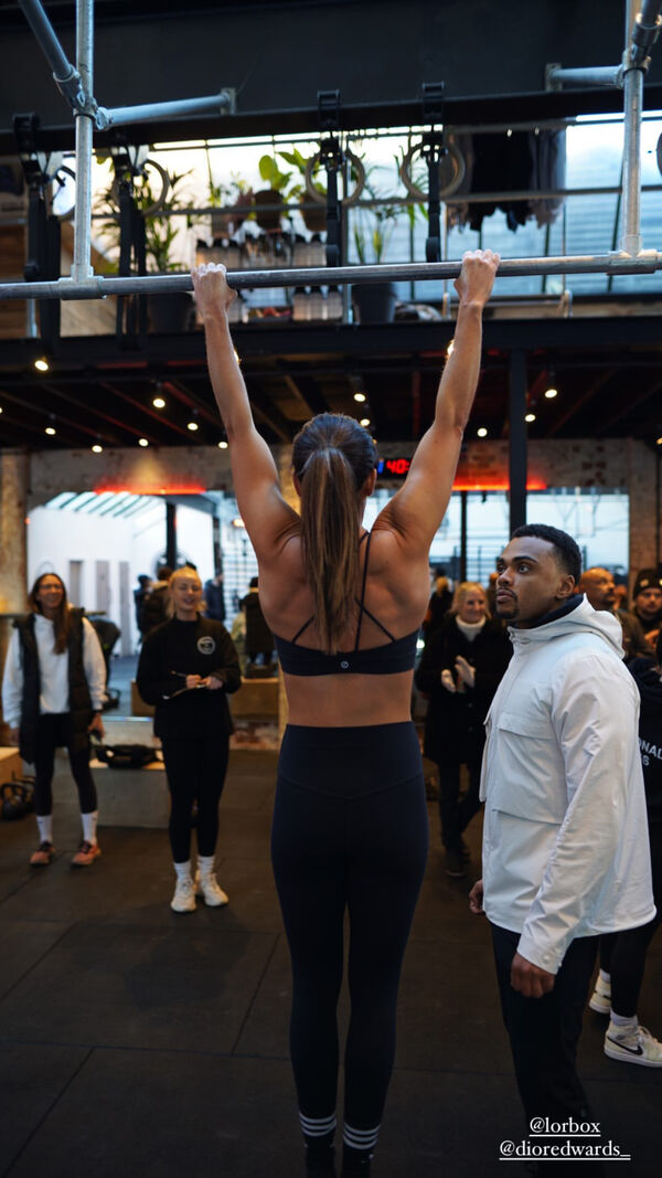 Coach Dior Edwards coaching a pull-up at Functional Fitness Farnham